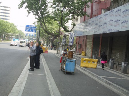Shanghai Lu, rua onde moro! Senhora a transportar dumplings, um snack tradicional da China